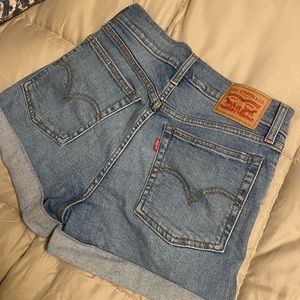 Levi’s high waisted Wedgie shorts size 26, like new condition